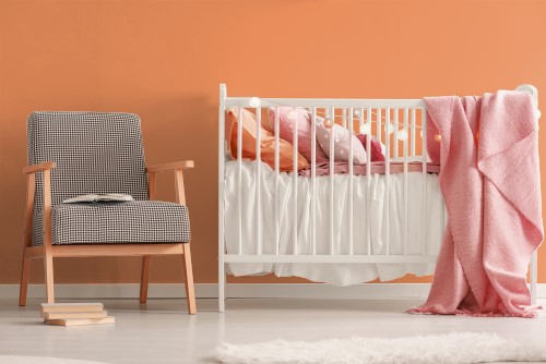 Στην φωτογραφία απεικονίζεται η απόχρωση στον τοίχο ενός δωματίου με μια κούνια για μωρό